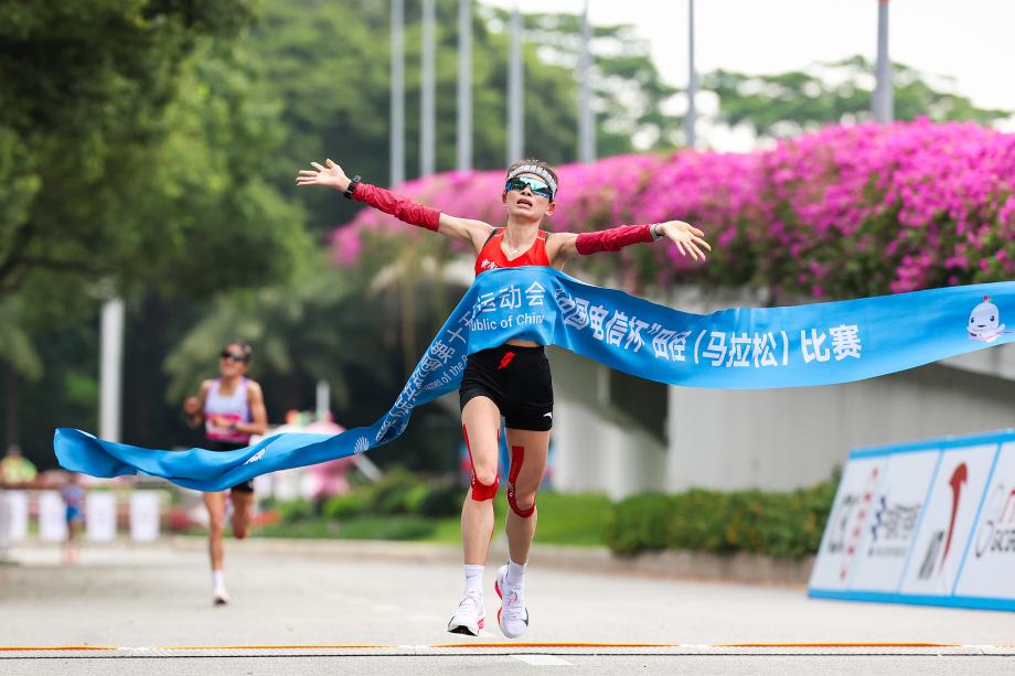 全运会女子马拉松张德顺成功卫冕  成为国内第一人